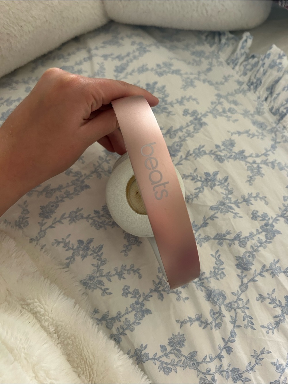 Wireless Solo 3 Beats by Dre Over-Ear Headphones - Rose Gold and White - Picture 8 of 13